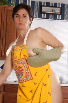 Mature hairy Leslie