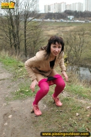 Mom pisses outdoor on the road
