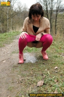 Mom pisses outdoor on the road