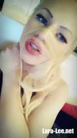 Camgirl Lara Lee zeigt sich!