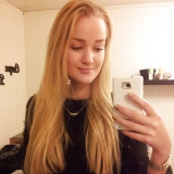 Small tits teen - likes to play with her arse in sexy selfie
