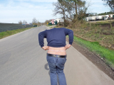 nat092 laisse depasser sa culotte