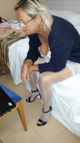 Weisse Nylons und Sandaletten