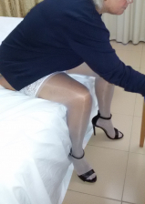 Weisse Nylons und Sandaletten