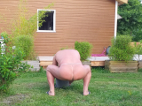 Je suis nudiste et je jardine nu dans le jardin