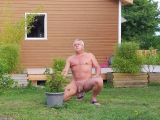 Je suis nudiste et je jardine nu dans le jardin