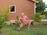 Je suis nudiste et je jardine nu dans le jardin