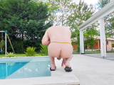 Nu dans la piscine de mes amis