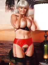 Woman with hairy pussy in stokings 4