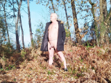 nat092 se balade nu sous le manteau