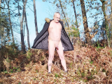 nat092 se balade nu sous le manteau
