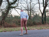 Je me mets nu au bord de la route