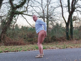 Je me mets nu au bord de la route