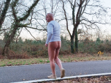 Je me mets nu au bord de la route