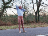 Je me mets nu au bord de la route
