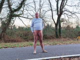 Je me mets nu au bord de la route
