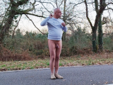 Je me mets nu au bord de la route