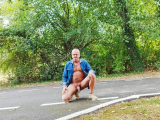 je me balade nu en chemise