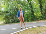 je me balade nu en chemise