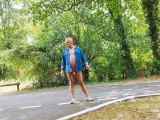 je me balade nu en chemise