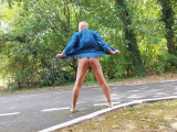 je me balade nu en chemise