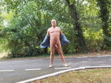 je me balade nu en chemise
