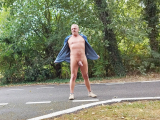 je me balade nu en chemise