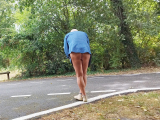 je me balade nu en chemise