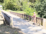 je suis nu et offert sur un pont