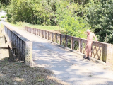 je suis nu et offert sur un pont