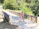 je suis nu et offert sur un pont