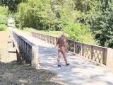 je suis nu et offert sur un pont