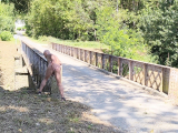 je suis nu et offert sur un pont