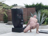 je suis nu dans le jardin