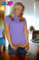 Nude blonde on free