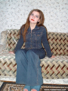 Teen redhead posing and showing shaved pussy - N