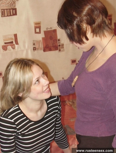 Russian teen lesbians do home cunnilingus - N