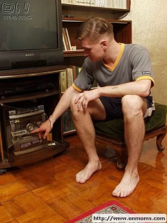 Housewife seduces TV-master - N