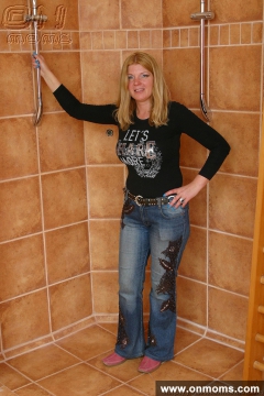 Blonde mom posing naked - N