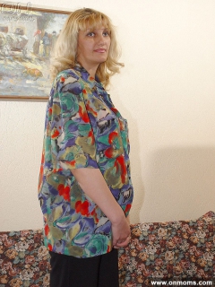 Mature blonde shows shaved pussy - N