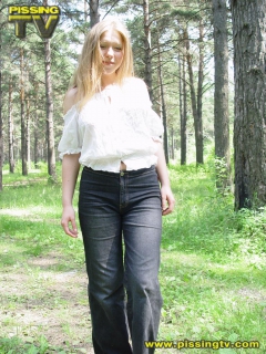 Outdoor amateur teen pissing - N