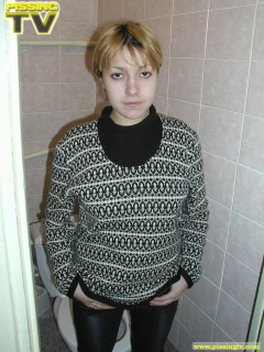 Amateur blonde toilet pissing - N