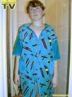 Amateur teen pisses in the toilet - N