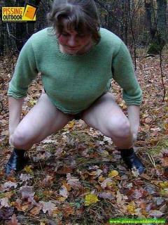 Plump babe pissing - N