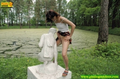 Statue pissing - N