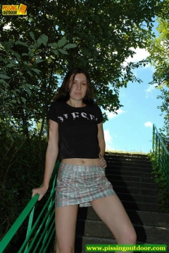 Slut pissing - N