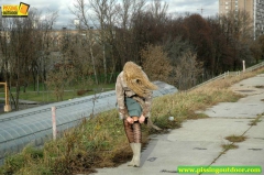 Blonde pissing - N