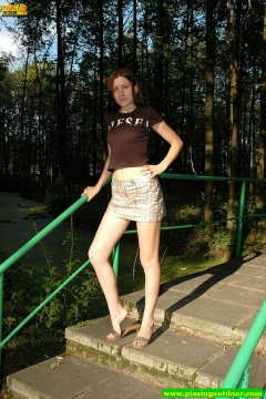 Hottie pees - N
