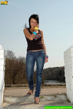 Hot chick pees - N