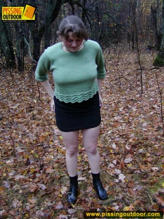 Outdoor pissing on dry leaves - N